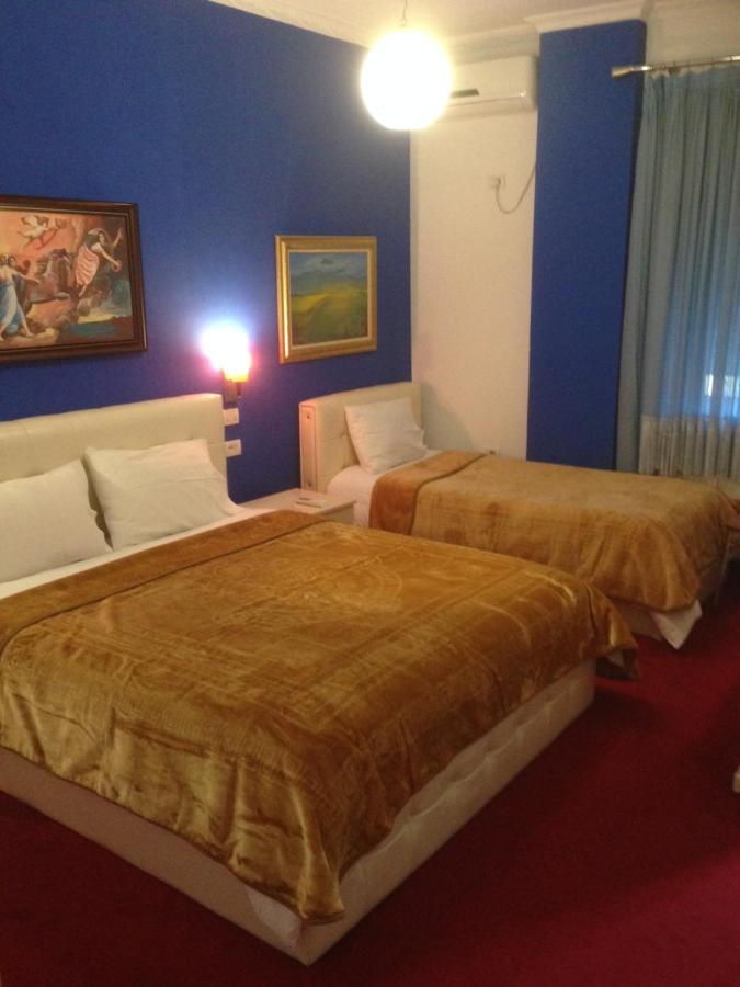 Hotel Bujtina Bicolli Korça Exteriör bild