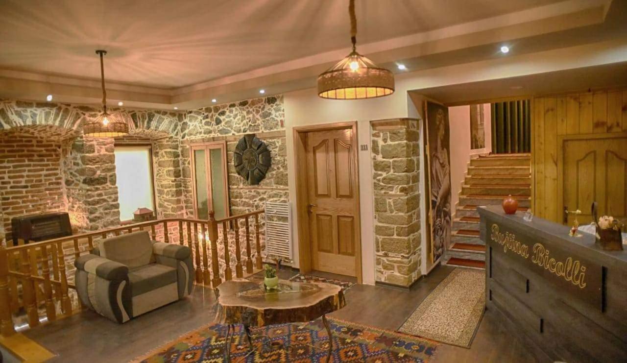 Hotel Bujtina Bicolli Korça Exteriör bild