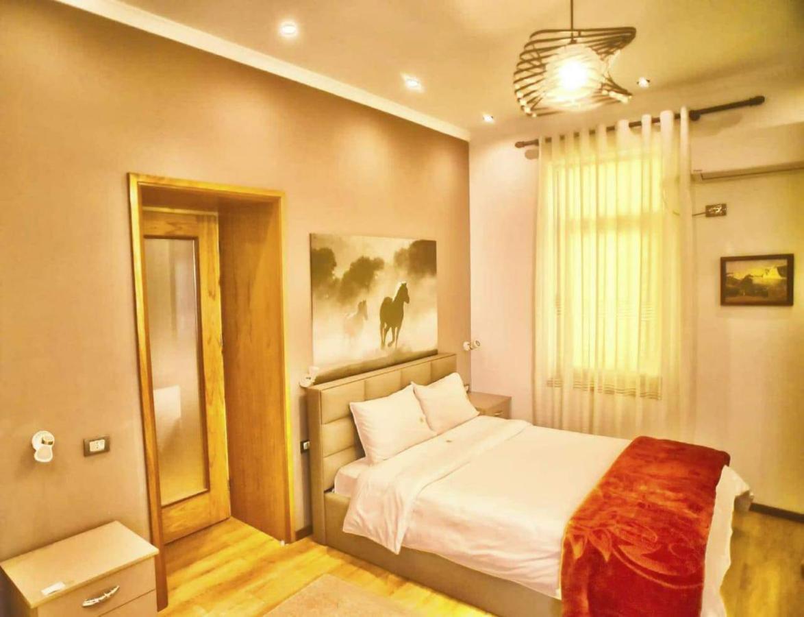 Hotel Bujtina Bicolli Korça Exteriör bild