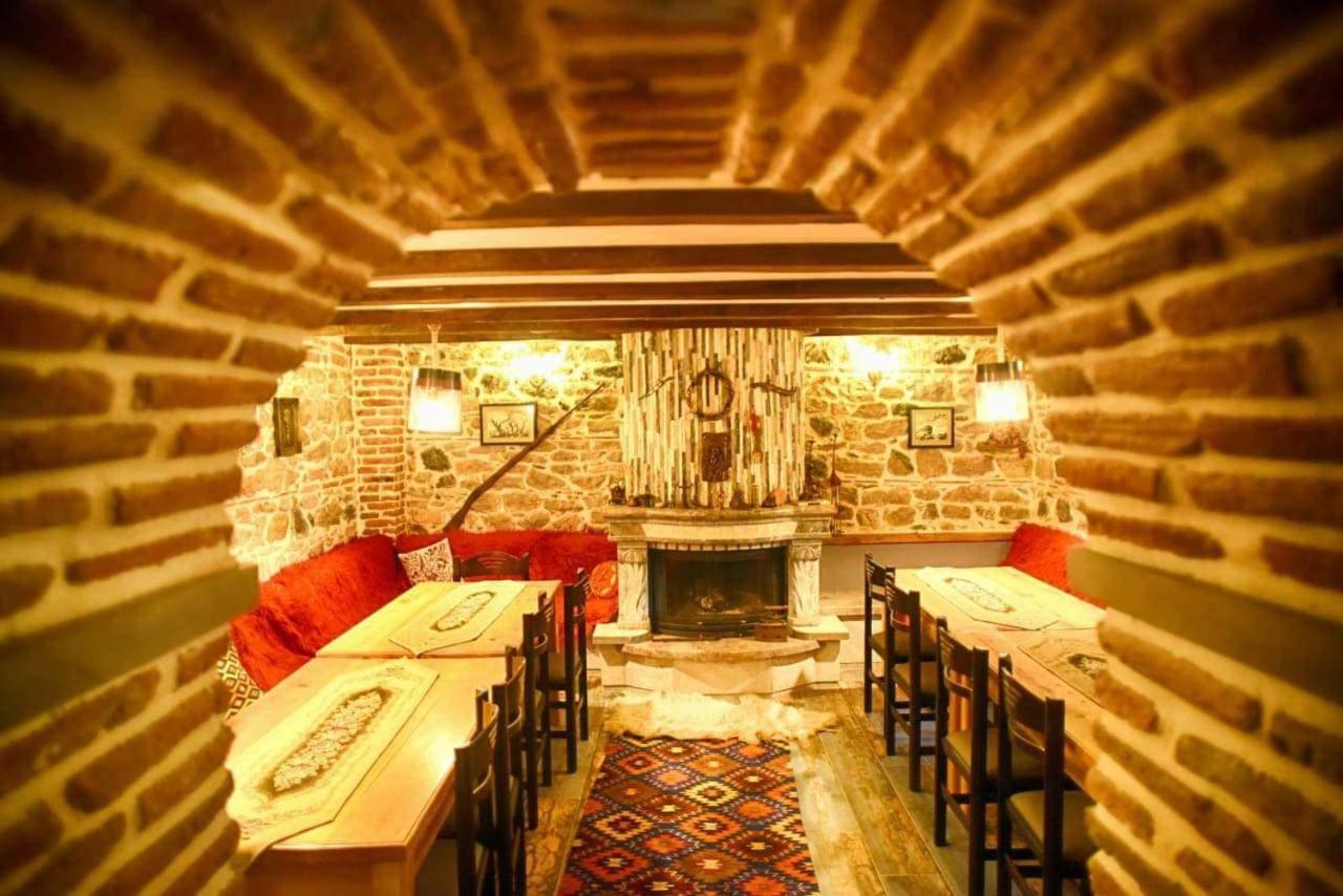 Hotel Bujtina Bicolli Korça Exteriör bild