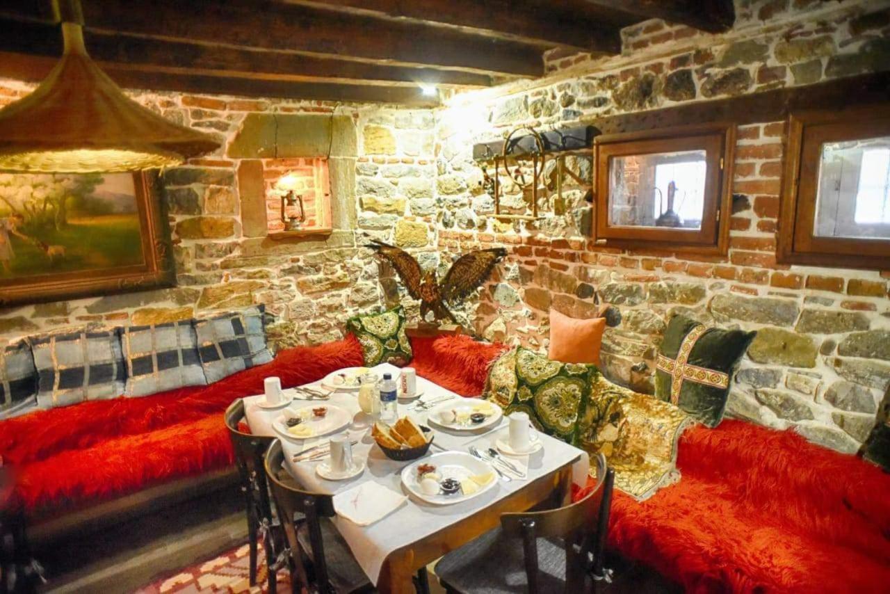 Hotel Bujtina Bicolli Korça Exteriör bild