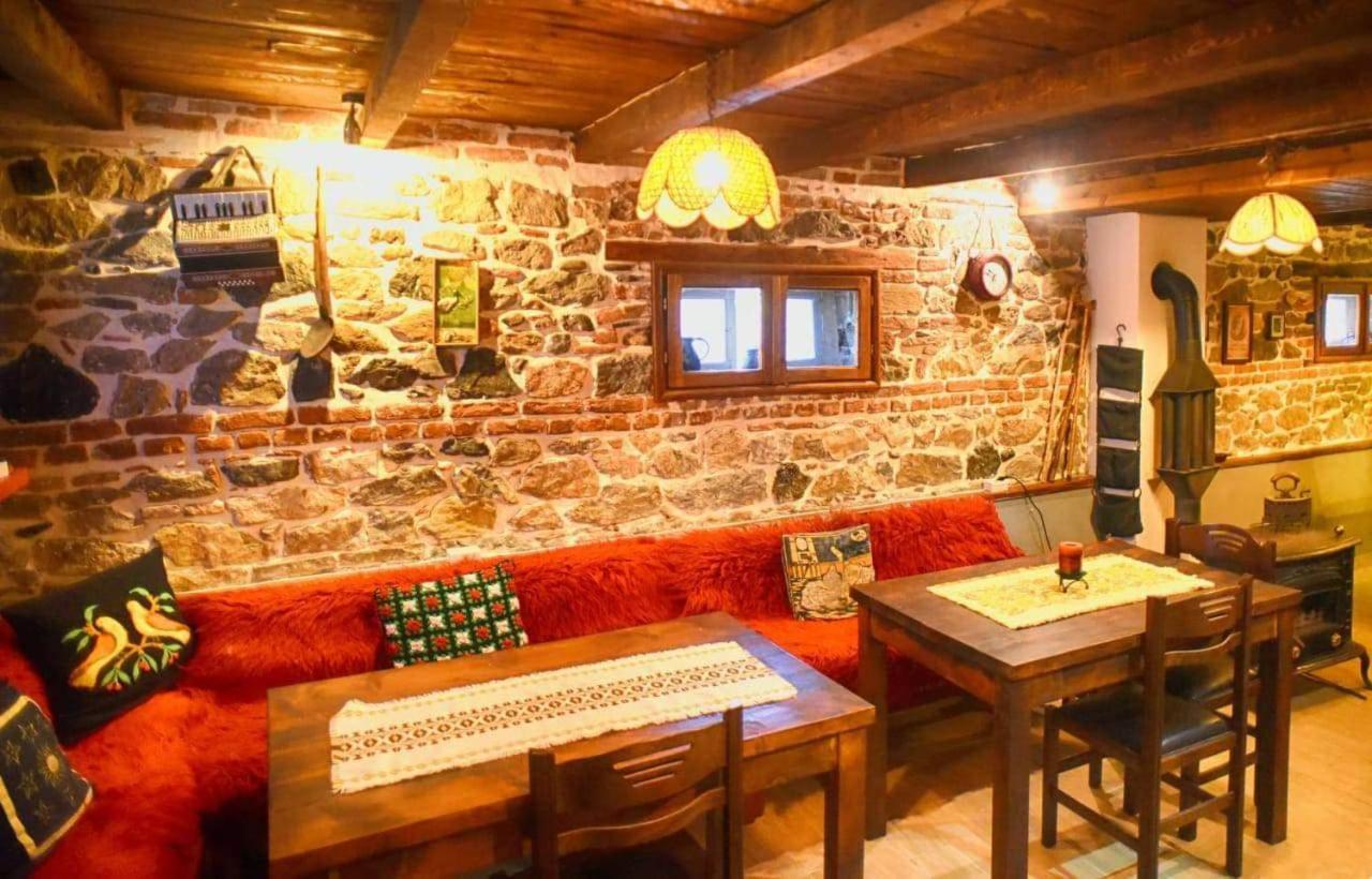 Hotel Bujtina Bicolli Korça Exteriör bild