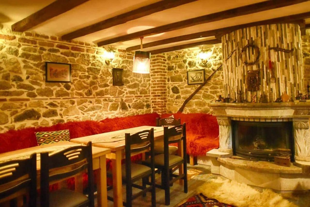 Hotel Bujtina Bicolli Korça Exteriör bild