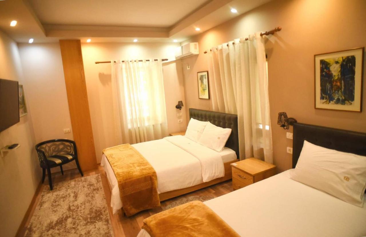 Hotel Bujtina Bicolli Korça Exteriör bild