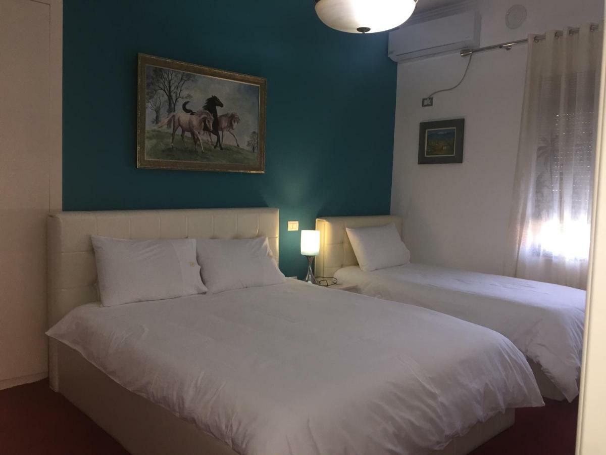 Hotel Bujtina Bicolli Korça Exteriör bild